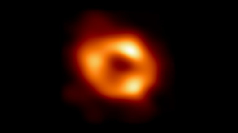 Voici l’aspect du trou noir géant de notre Galaxie, établi grâce à la collaboration Event Horizon Telescope (EHT) et son réseau de télescopes terrestres. 